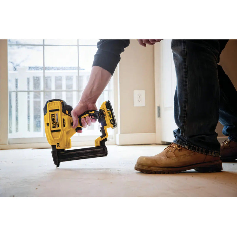 Dewalt 20 V Max* Grapadora De Corona Estrecha, 18 Ga, Solo Herramienta (dcn681b)